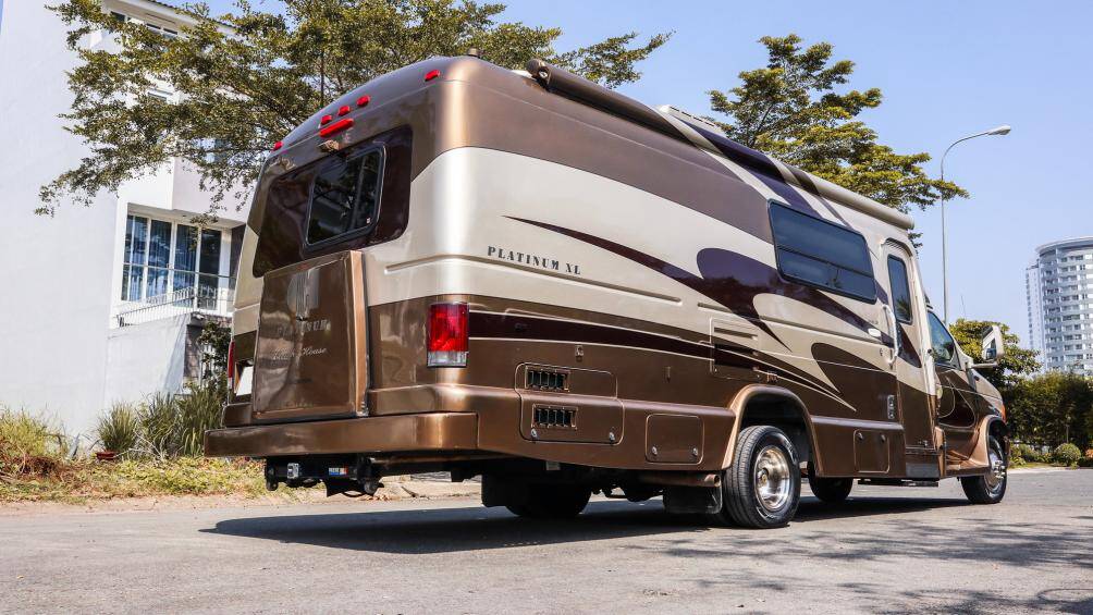 Xe trang bị động cơ V10 6.8L, SOHC, cho công suất tối đa 305 mã lực tại 4.250 vòng/phút và mô-men xoắn 570 Nm tại 3.250 vòng/phút