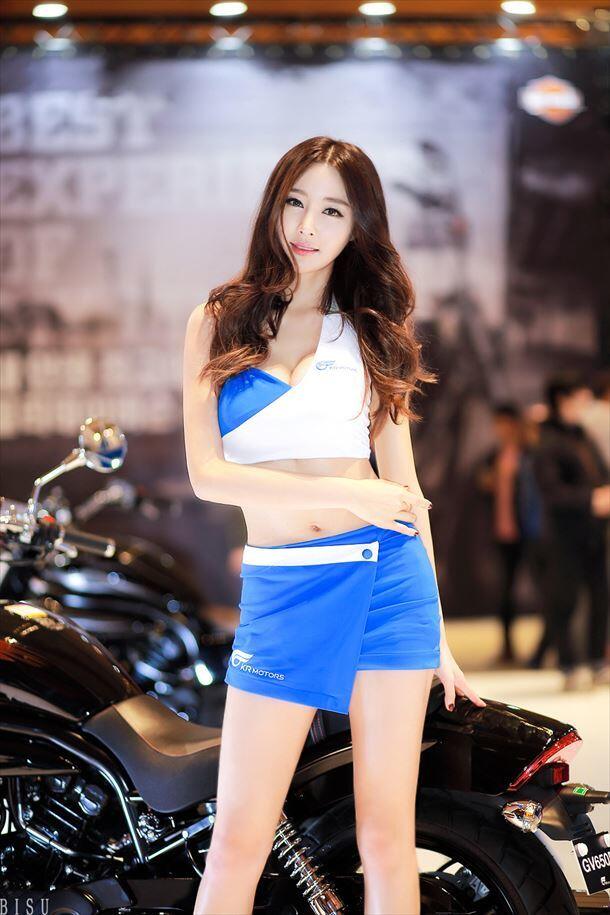 Gương mặt tròn trịa, trong sáng giúp người mẫu này trông rất trẻ
trung