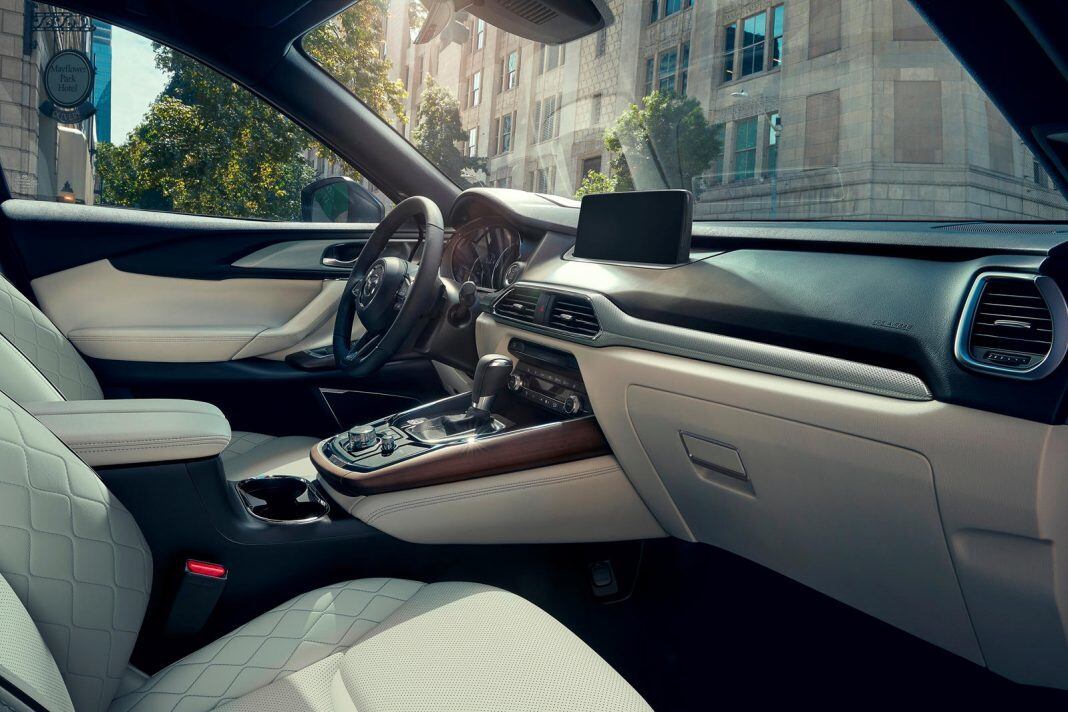 Điểm ấn tượng đầu tiên phải kể đến của Mazda CX-9 2021 là màn hình trung tâm 10,25 inch tiêu chuẩn có kết nối với hệ thống giải trí Mazda Connect