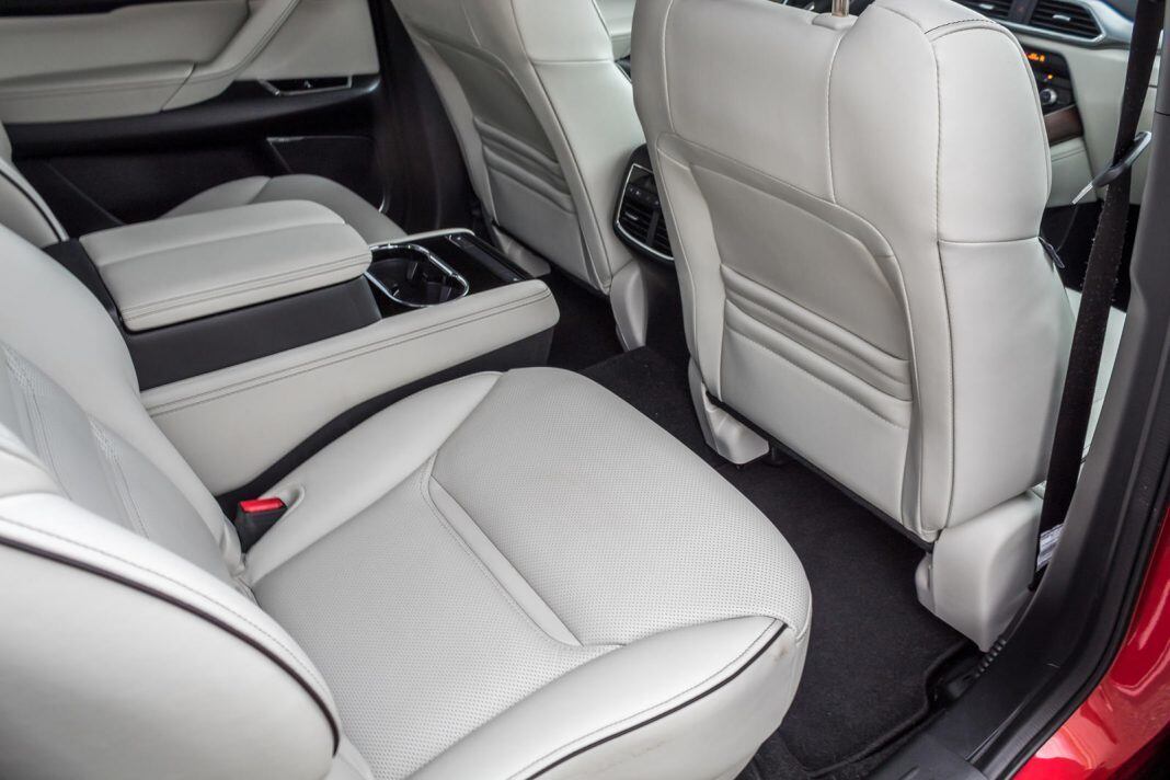 Về nội thất, phiên bản này được trang bị ghế bọc da màu đỏ và trang trí màu đen trên bảng điều khiển, cửa và viền tay lái