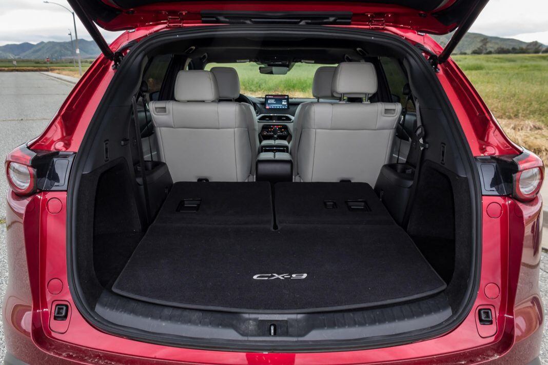 Đồng thời, nó sở hữu trang bị tiêu chuẩn với ghế thương gia ở hàng ghế thứ hai gồm bệ tỳ tay, thông gió, sưởi và màn hình TFT 7 inch