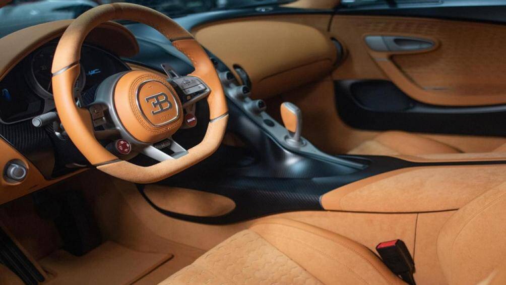 Nội thất bên trong của siêu xe triệu đô này có màu nâu đậm làm bộ áo chính cho nội thất của xe và tất nhiên là không thể thiếu sợi carbon