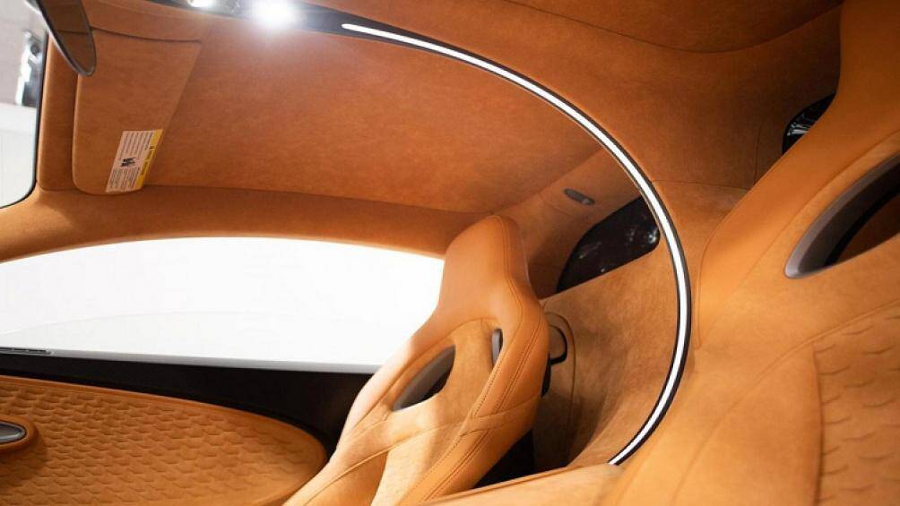 Cùng với đó là các điểm nhấn có tông màu trắng và tất nhiên là không thể thiếu sợi carbon