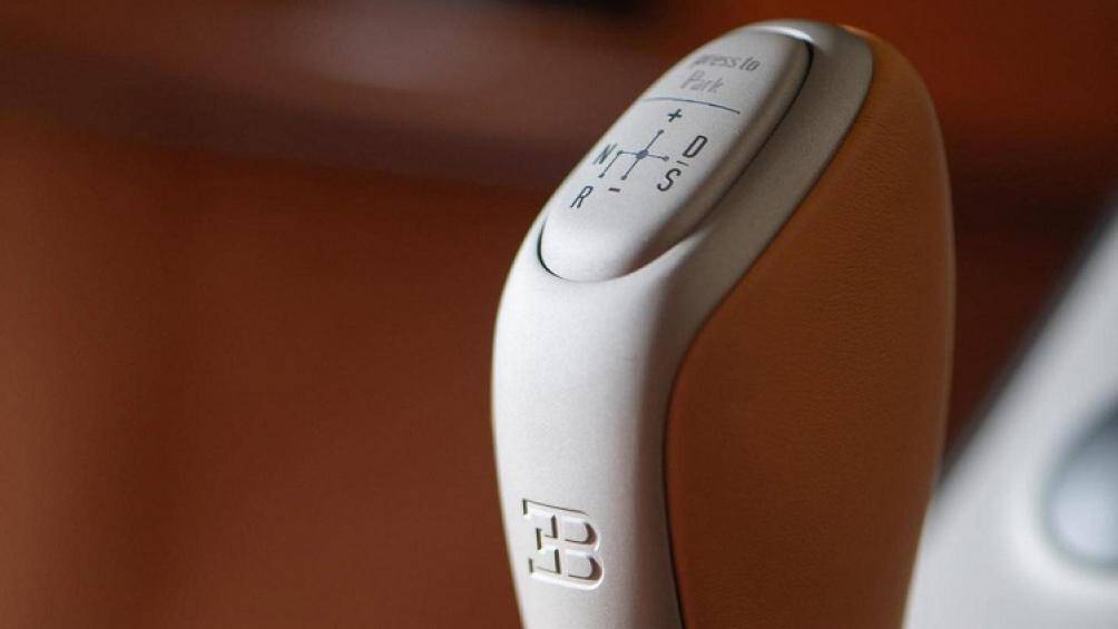 Xe sở hữu khối động cơ W16, dung tích 8.0 lít, tạo ra công suất tối đa 1.500 mã lực. Tốc độ tối đa của siêu xe này lên tới 380 km/h