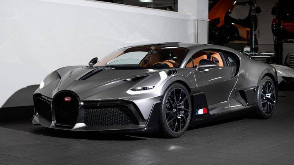 Chiếc Bugatti Divo đầu tiên đến Mỹ có màu sơn xám, bên hông chiếc Bugatti Divo này còn có Quốc kỳ của Pháp và bộ mâm đa chấu kép sơn 2 tông màu tương phản