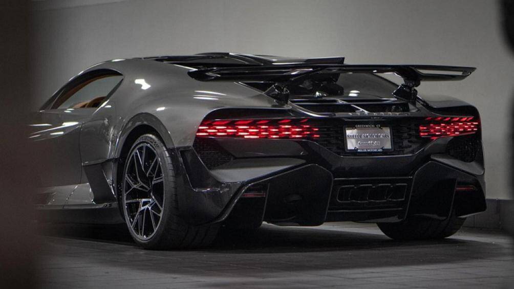 Siêu xe Bugatti Divo khởi điểm là 5,8 triệu đô la (135 tỷ đồng). Như vậy, Divo hiện là chiếc siêu xe đắt nhất của hãng xe Pháp từng tạo ra