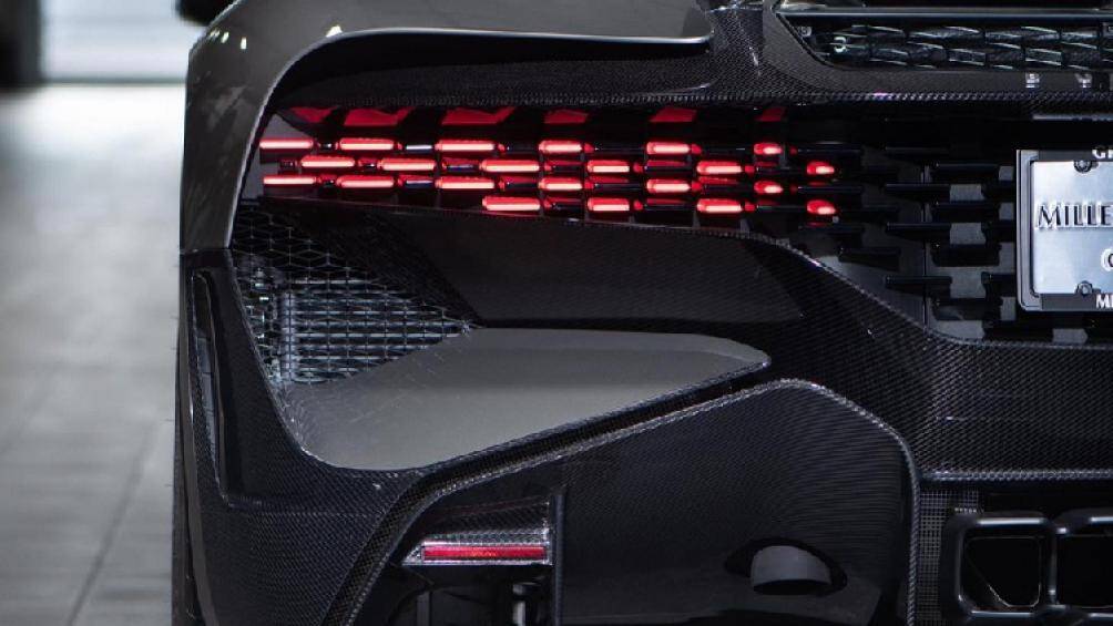 Ngoài màu xám, chiếc siêu xe triệu đô Bugatti Divo đầu tiên đến Mỹ còn có nhiều chi tiết hoàn thành sợi carbon bóng để vừa tạo điểm nhấn cho xe