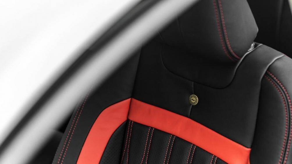 Ở phần giữa các ghế ngồi cũng được đính logo của thương hiệu Kahn Design