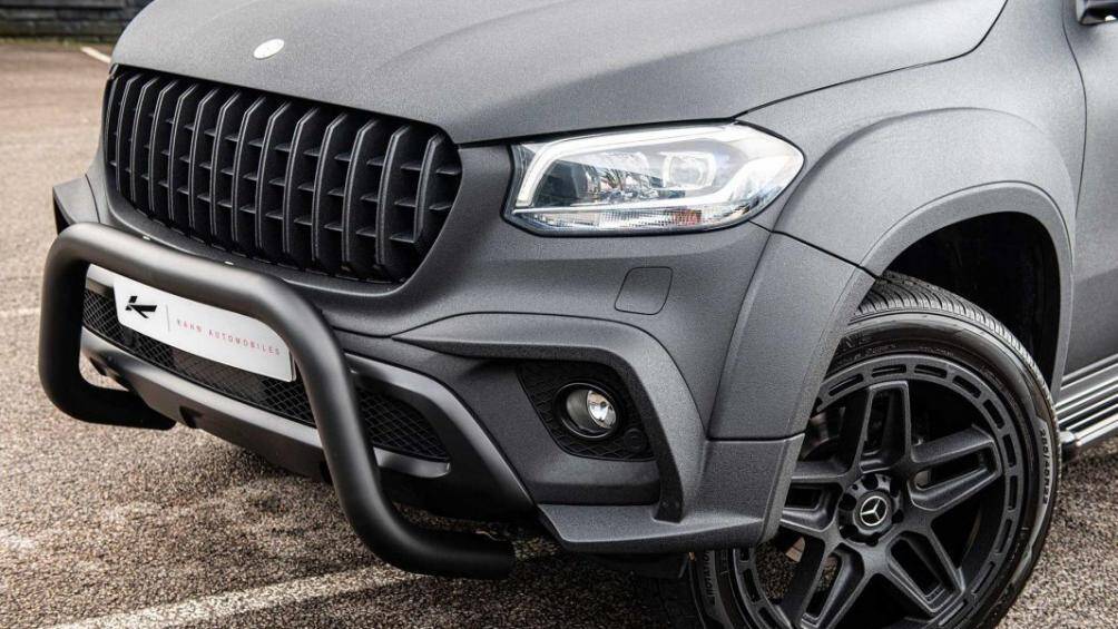 Kahn Design cũng đã trang bị thêm cho xe phần cản va phía trước cũng như bậc lên xuống cho hai bên hông xe