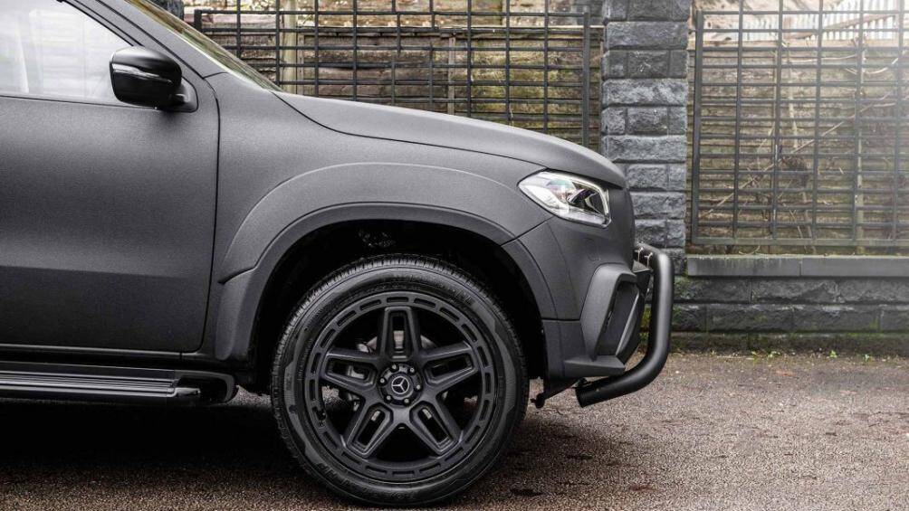 Xe được trang bị bộ mâm 5 chấu dạng sao có kính thước 22 inch được sơn màu đen mờ, góp phần tạo nên vẻ mạnh mẽ cho chiếc Mercedes-Benz X-Class