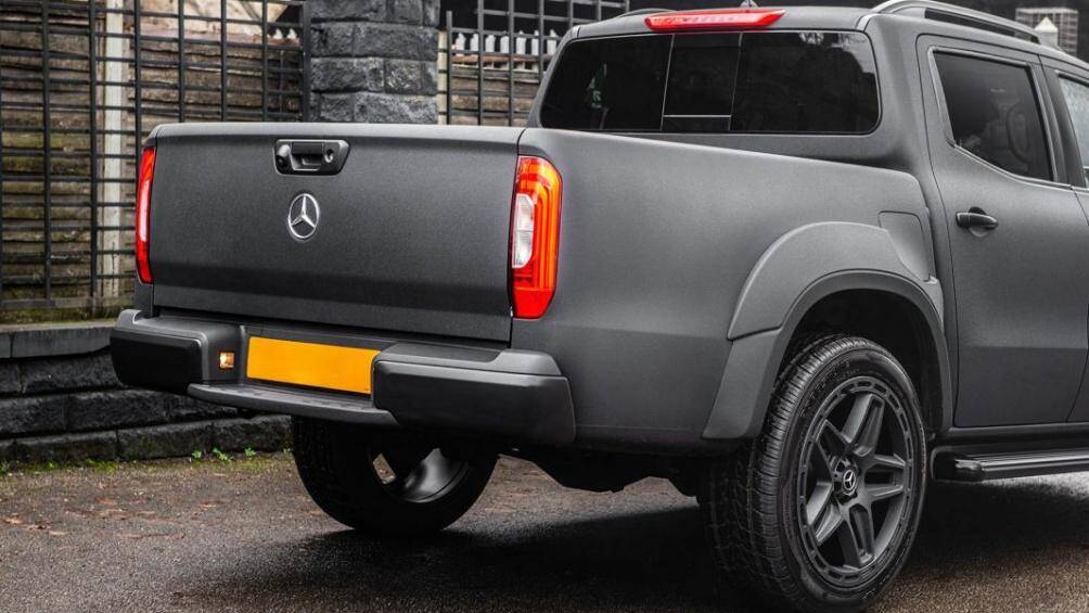 Chiếc Mercedes-Benz X-Class này sau khi qua tay hãng độ Kahn Design đã được khoác lên mình lớp áo màu đen mờ đầy mạnh mẽ, hầm hố