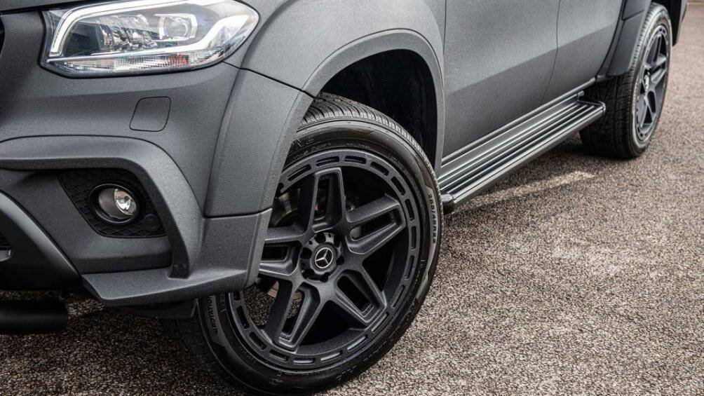 Với lớp áo màu đen mờ dạng 3D với các họa tiết nổi, những đường nét thiết kế của chiếc bán tải Đức hiện lên rõ hơn