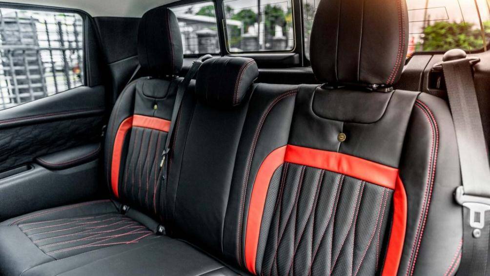 Kết hợp với đó chính là họa tiết quả trám được thêu đem lại cảm giác sang trọng cho nội thất của chiếc bán tải Đức