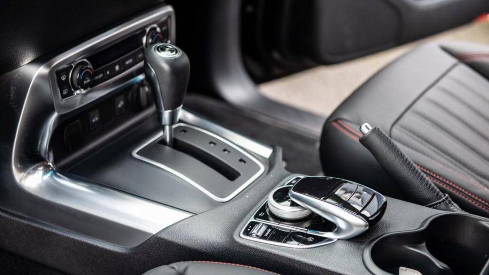 Nếu khách hàng muốn biến chiếc xe này trở thành một chiếc xe chống đạn, Kahn Design sẽ sử dụng các chất liệu chuyên biệt dành các mẫu xe chống đạn