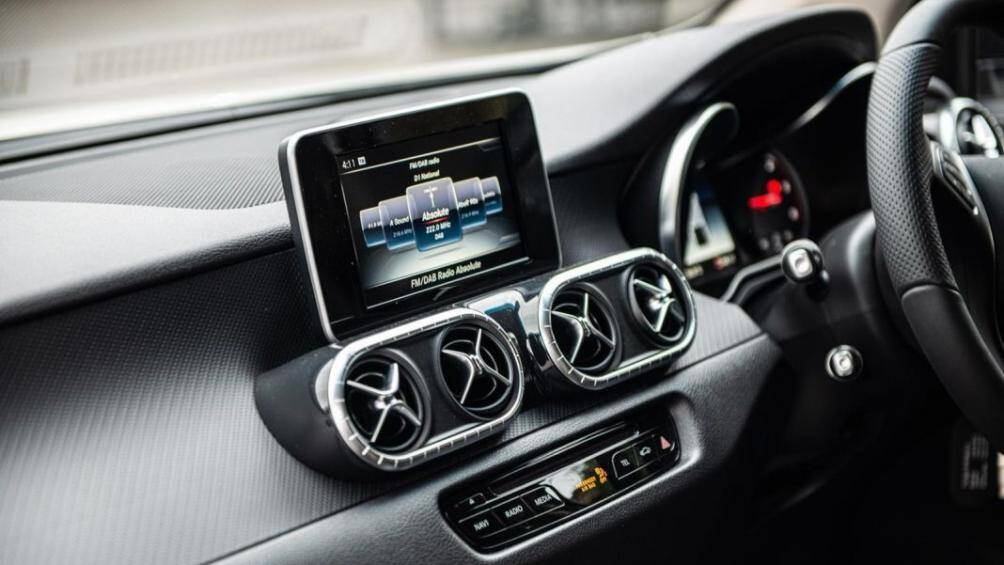 Ngoài ra, thương hiệu còn nâng cấp khoang nội thất bằng cách bọc lại toàn bộ nội thất với da màu đen và đỏ