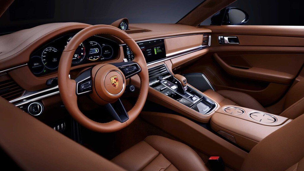 Bên trong cabin, thay đổi lớn nhất là vô-lăng thể thao với lẫy chuyển số nằm phía sau