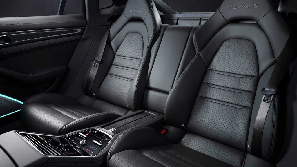 Con số này sẽ tăng thêm 0,1 giây nếu chọn bản trục cơ sở lớn Executive, nhưng mọi chiếc Panamera Turbo S đều sẽ có tốc độ tối đa 315km/h