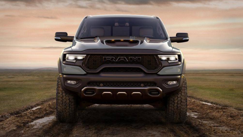 Ở bản Launch Edition, Ram 1500 TRX sẽ có ngoại thất sơn hai tông màu với màu chủ đạo là Anvil Gray, đi cùng các họa tiết và chữ viết màu đen