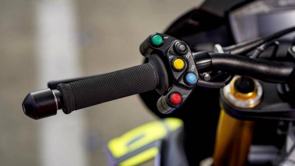 Xe được trang bị rất nhiều đồ chơi hàng hiệu như: mâm Marchesini, phanh Brembo GP4 MS đi kèm hốc giải nhiệt carbon, ống xả Akrapovic full carbon...