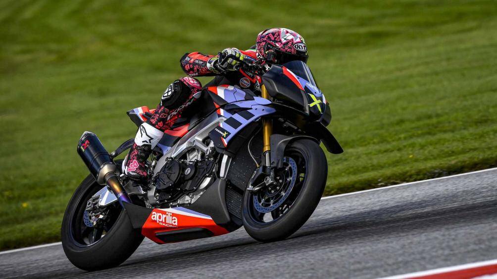 Siêu mô tô này còn có cả bộ cánh gió tương tự xe đua MotoGP, xe còn sở hữu cùm công tắc đặc biệt với các nút bấm điều chỉnh hệ thống điện tử trên xe