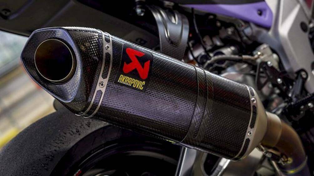 Trong khi đó, ống xả Akrapovic bằng titan với tấm ốp làm bằng sợi carbon giúp tối đa hóa sức mạnh xe