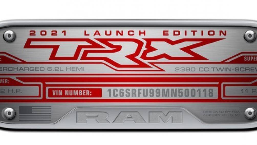 Vô-lăng phiên bản này được bọc da, tích hợp sưởi và ốp sợi carbon, bàn đạp điều chỉnh điện, hệ thống mở khóa từ xa và sạc không dây cũng được trang bị