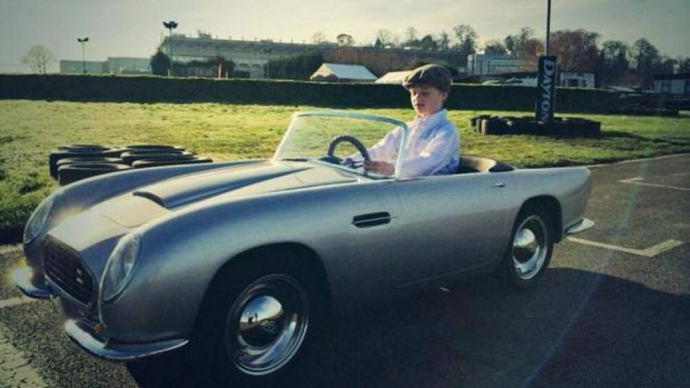 Với chiều dài khoảng 3 mét, DB5 Junior không chỉ dành riêng cho trẻ em, nó có thể dễ dàng chở một người lớn và một trẻ em ngồi kèm bên cạnh