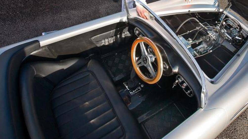 Trong khi bản mạnh hơn DB5 Vantage Junior có giá từ 45.000 bảng Anh (tương đương 1,39 tỷ đồng)