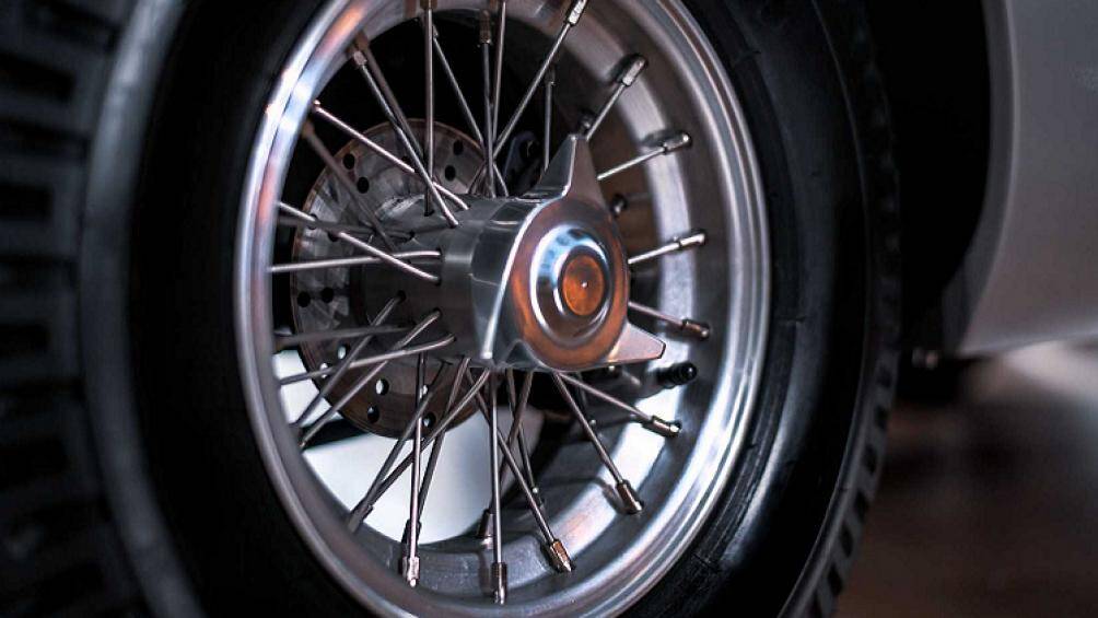 Mô tơ điện có trách nhiệm vận hành bộ la-zăng 10 inch phía sau trong khi lực hãm được cung cấp bởi 4 phanh đĩa