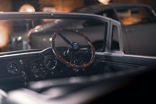 Giá xe Aston Martin DB5 Junior phiên bản "nhi đồng" này có giá khởi điểm 35.000 bảng Anh (tương đương 1,08 tỷ đồng)