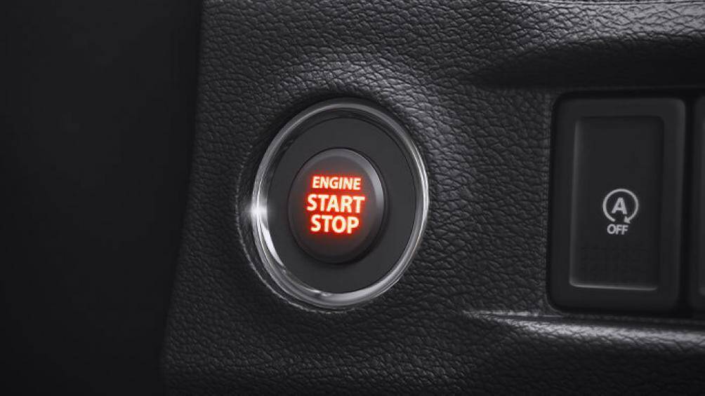Những trang bị nổi bật của xe bao gồm hệ thống khởi động xe bằng nút bấm với chìa khóa thông minh, điều hòa tự động