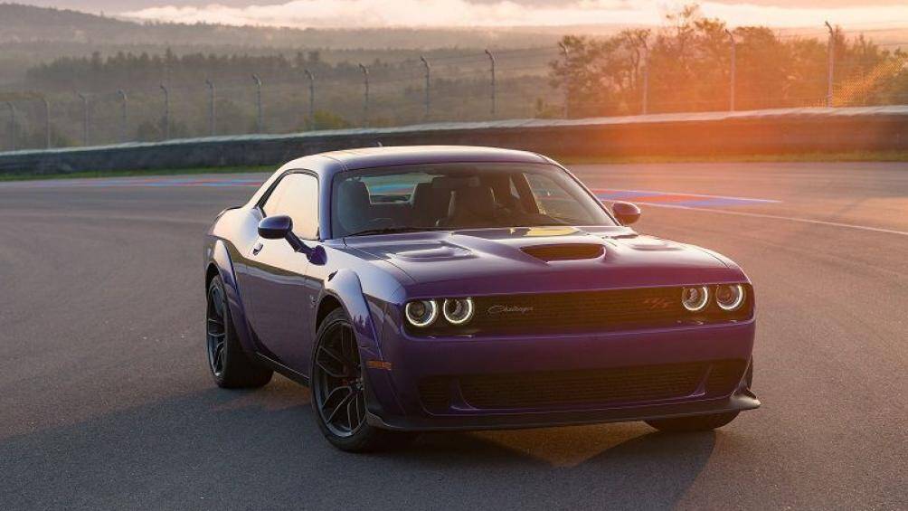 1. Dodge Challenger R/T Scat Pack 2020 sử dụng động cơ V8 6.4 lít cho công suất tối đa 485 mã lực
