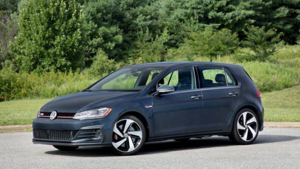 6. Volkswagen Golf GTI 2020 sử dụng động cơ cho công suất tối đa 228 mã lực