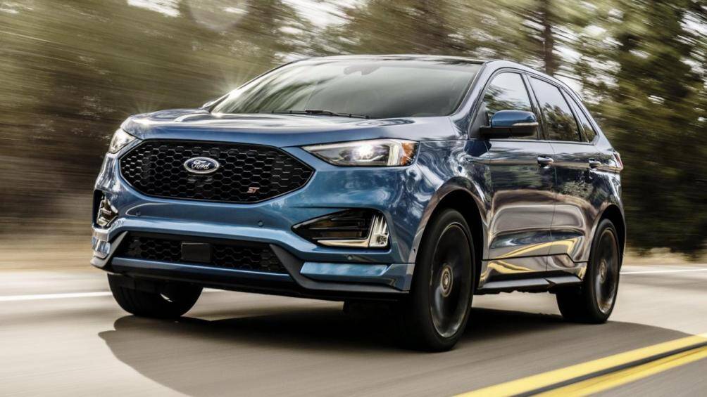 6. Ford Edge
Ford Edge được tập trung nhiều vào tính năng an toàn và khả năng sử dụng thực tế thay vì hiệu suất, động cơ của xe tiết kiệm nhiên liệu. Khả năng cách âm của Ford Edge cũng được đánh giá cao. Xe có giá bán khởi điểm 31.000 USD (tương đương 718 triệu đồng) tại Mỹ