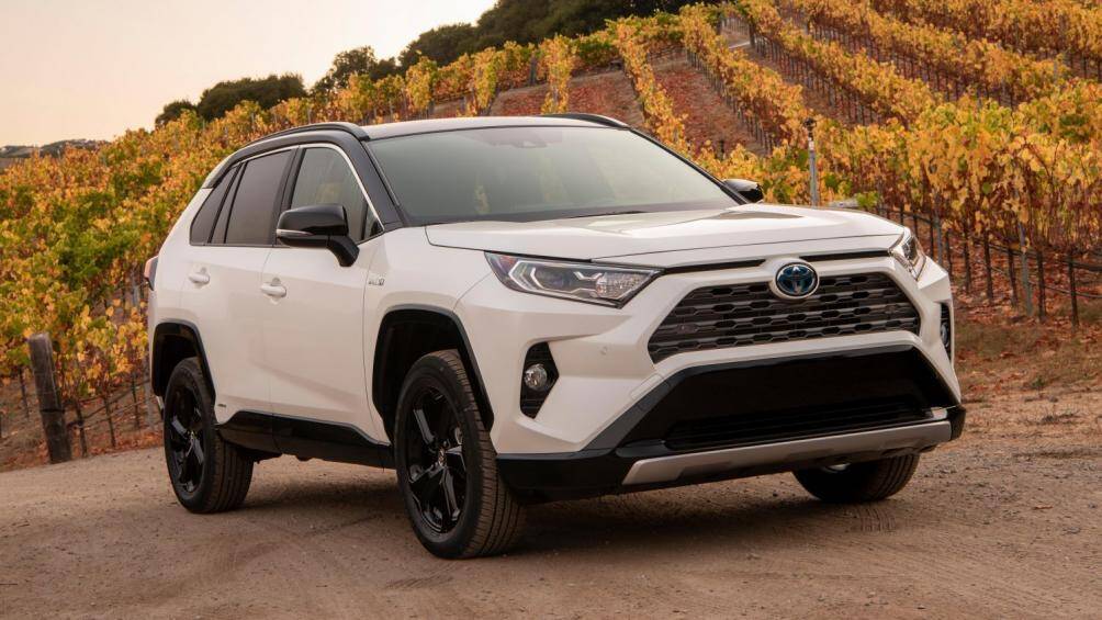 1. Toyota RAV4
Toyota RAV4 có không gian rộng rãi, khả năng vận hành êm ái. Hơn nữa mức tiêu thụ nhiên liệu xăng của mẫu xe này chỉ ở mức 9L/100km. Xe đang có giá bán 25.850 USD tại Mỹ (tương đương 600 triệu đồng)
