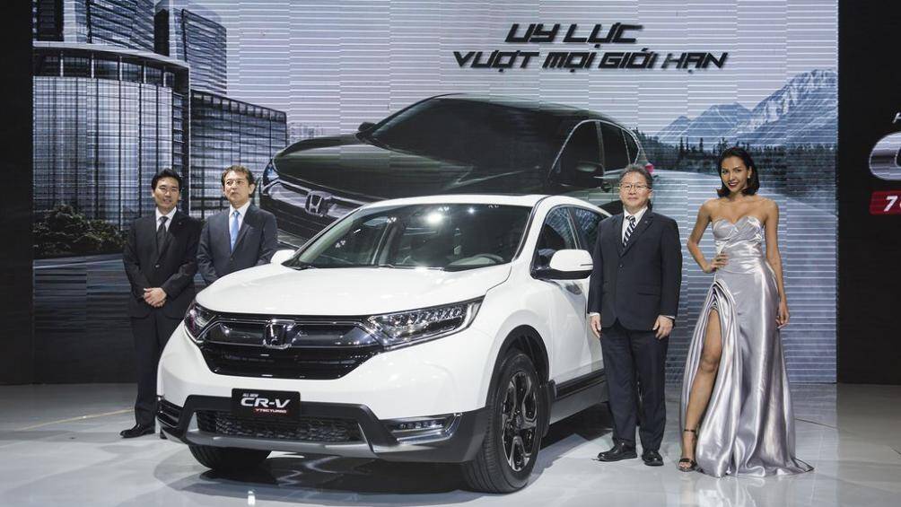 Honda CR-V G, E (phiên bản cũ) có mức tiêu thụ nhiên liệu đường hỗn hợp 6,9 lít/ 100 km. Hiện tại, phiên bản nhập khẩu này đã ngừng bán, thay vào đó là bản lắp ráp trong nước, có giá bán từ 998 - 1.048 triệu đồng