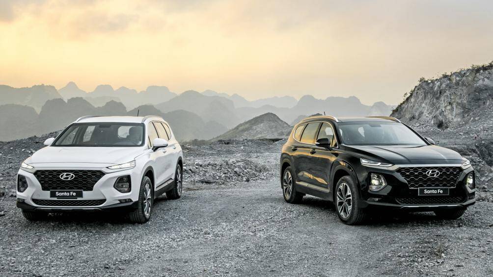 Ở tầm giá 1 tỷ đồng, Hyundai SantaFe 2.2 4x2 (bản dầu tiêu chuẩn) là sự lựa chọn rất kinh tế khi sử dụng động cơ diesel tiết kiệm nhiên liệu, chỉ tốn 5,94 lít/ 100 km. Xe hiện có giá niêm yết 1,055 tỷ đồng