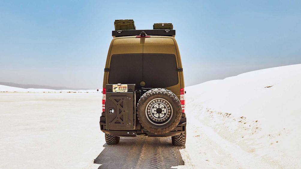 Nổi bật nhất ở phần ngoại thất của xe là lớp phủ Line-X bảo vệ để không dễ bị trầy xước