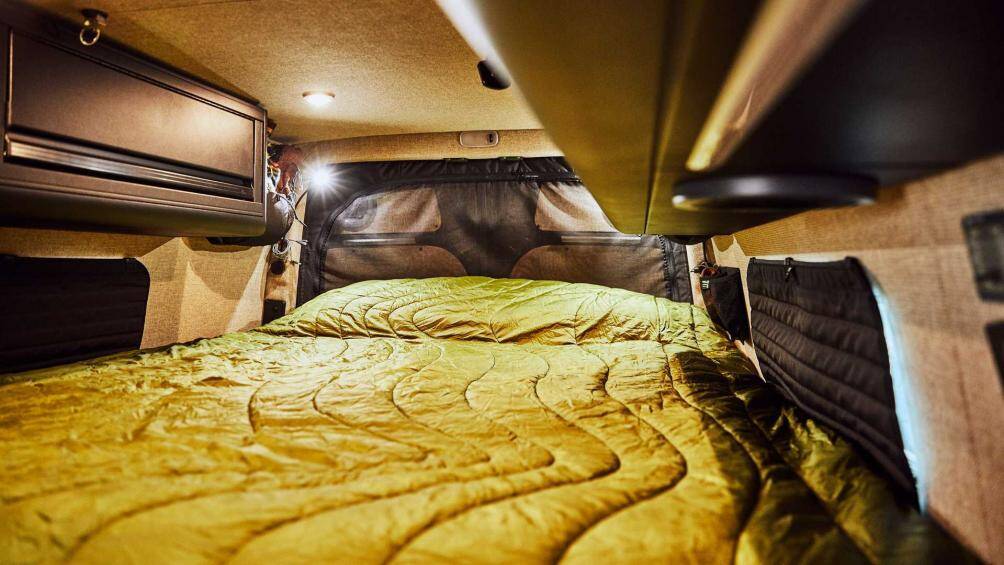 Khoang nội thất với tông nâu nhẹ nhàng và các chi tiết màu rám nắng, xanh lá cây