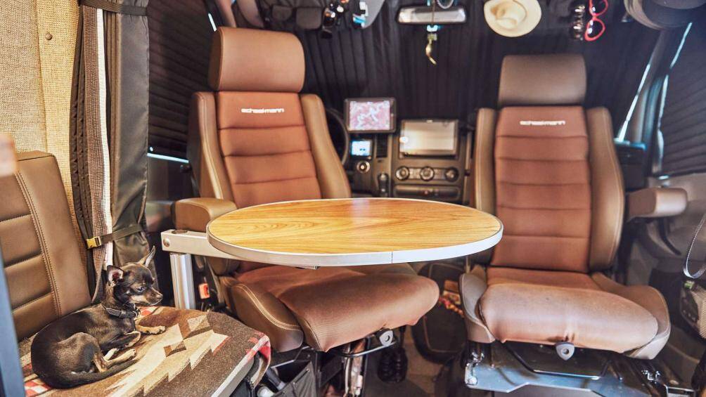 Xe có bình chứa nước, dung tích 151L, bếp, lò sưởi và nước nóng hoạt động nhờ năng lượng từ động cơ diesel, vì vậy, chiếc xe này còn có một bình nhiên liệu dự trữ 106L