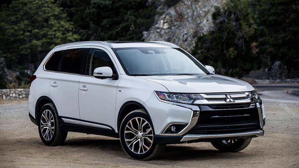 Mitsubishi Outlander 2.4.4x4 tiêu thụ nhiên liệu 7,7 lít/ 100 km đường hỗn hợp. Ở thời điểm thống kê, Mitsubishi Outlander chưa ra bản mới. Giá bán phiên bản này hiện tại (bản mới) là 1,058 tỷ đồng