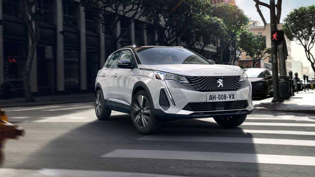 Nhìn từ phía trước, Peugeot 3008 2021 khác hoàn toàn so với thế hệ tiền nhiệm