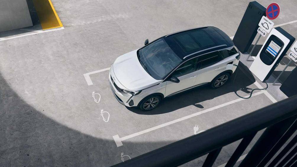 Xe có 2 tùy chọn động cơ Hybrid: biến thể HYBRID4 300 e-EAT8 (bao gồm động cơ xăng 197 mã lực và 2 mô tơ điện mạnh 108 và 110 mã lực) dẫn động 4 bánh toàn thời gian, biến thể HYBRID 225 e-EAT8 (bao gồm động cơ xăng 177 mã lực và động cơ điện 108 mã lực), dẫn động cầu trước