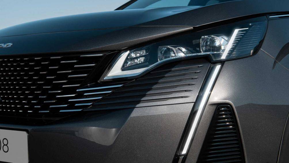 Những tính năng an toàn nổi bật của Peugeot 3008 2021 là công nghệ quan sát ban đêm, kiểm soát hành trình thích ứng với tính năng Stop&Go, hỗ trợ duy trì làn đường, phanh khẩn cấp tự động thế hệ mới nhất, nhận diện biển báo giao thông,...