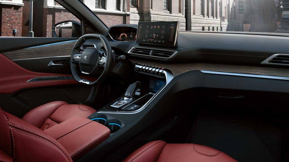 Khoang nội thất được trang bị màn hình giải trí 10 inch, tương thích Apple Carplay và Android Auto, sạc không dây. Các nút bấm chức năng phía dưới tương tự như thế hệ tiền nhiệm. Phiên bản Hybrid sẽ có một nút riêng để truy cập vào các chức năng điện khí hóa