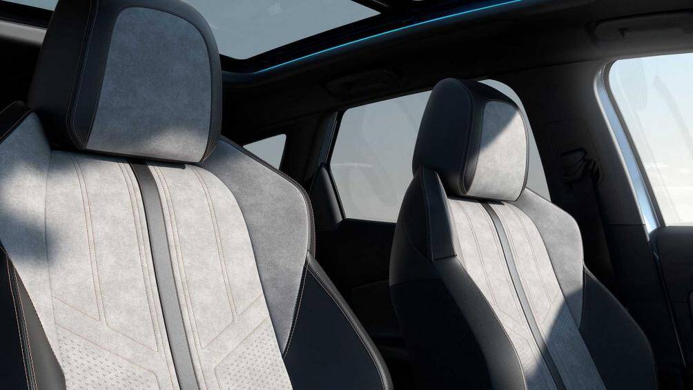 Giá bán của Peugeot 3008 2021 chưa được công bố. Dự kiến xe sẽ được mở bán vào cuối năm nay tại châu Âu.
Tại Việt Nam, Peugeot 3008 2020 đang được Thaco - Trường Hải lắp ráp và phân phối với 2 phiên bản, giá niêm yết 1,099 và 1,149 tỷ đồng