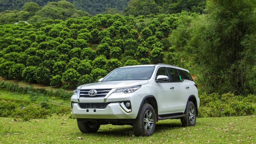 Toyota Fortuner là một trong những mẫu SUV bán chạy nhất tại Việt Nam. Phiên bản máy dầu, số sàn 1 cầu của mẫu xe này rất được ưa chuộng bởi tiết kiệm nhiên liệu, chỉ tốn 7,2 lít/ 100 km đường hỗn hợp. Xe có giá bán từ 1,033 tỷ đồng
