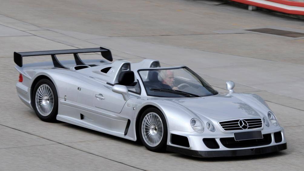 Mercedes-AMG CLK GTR Roadster 2002 được sản xuất 6 chiếc.
AMG CLK GTR được Mercedes sản xuất với dự định để tham gia đua trong loạt FIA GT Championship vào năm 1997. Trong đó, Roadster là phiên bản dành cho đường trường được chế tạo sau khi Mercedes-AMG hoàn thành 20 chiếc coupe.
Mercedes-AMG CLK GTR Roadster 2002 được mệnh danh là “chiếc Mercedes tối tân” với cái giá cũng vô cùng đắt đỏ từ 2,5 đến 3,5 triệu USD. Một trong những người nổi tiếng từng sở hữu chiếc xe này là Quốc vương Brunei