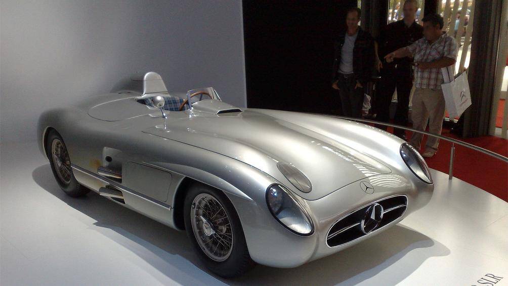 Mercedes-Benz 300 SLR 1995 được sản xuất 9 chiếc.
Là một trong những chiếc Mercedes hiếm nhất, chỉ có 9 chiếc được sản xuất, 300 SLR là một chiếc xe thể thao 2 chỗ ngồi.
Hai trong số 9 chiếc đã được chuyển đổi thành 300 SLR/300 SL hybrid với tư cách là những chiếc xe đua đường trường hợp pháp với kiểu dáng coupe và cửa có cánh