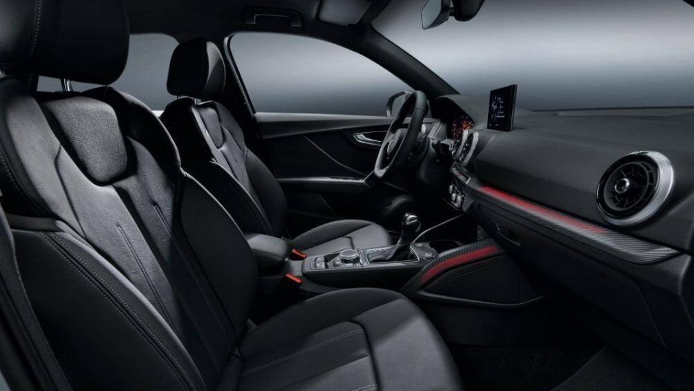 Với gói tùy chọn đèn chiếu sáng xung quanh nội thất, khoang nội thất xe sẽ được trang bị dải trang trí trên bảng điều khiển